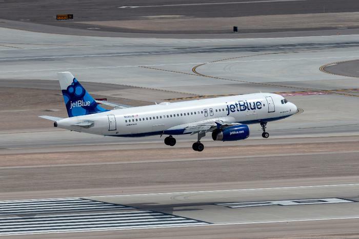 JetBlue plane landing