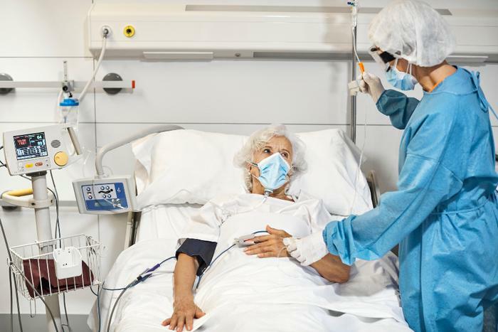 Older woman in hospital with COVID-19