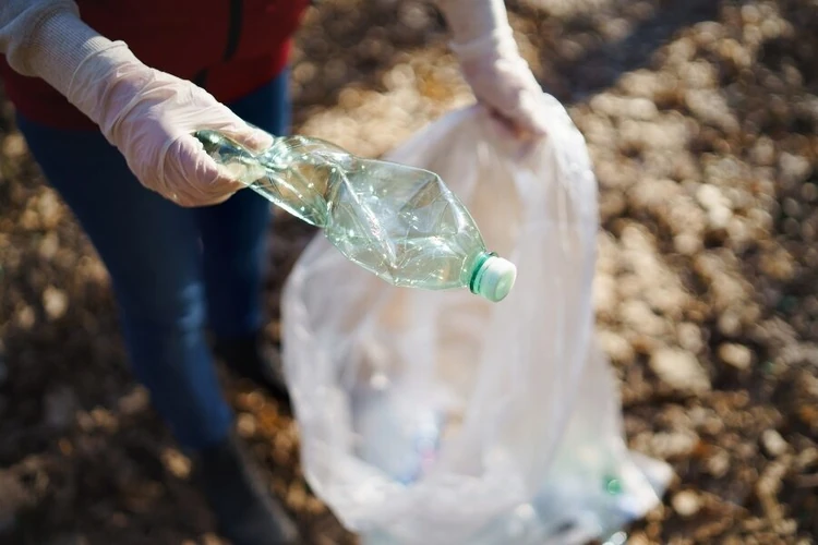 https://media.consumeraffairs.com/files/cache/news/Picking_up_litter_in_nature_Halfpoint_Images_GI_large.webp