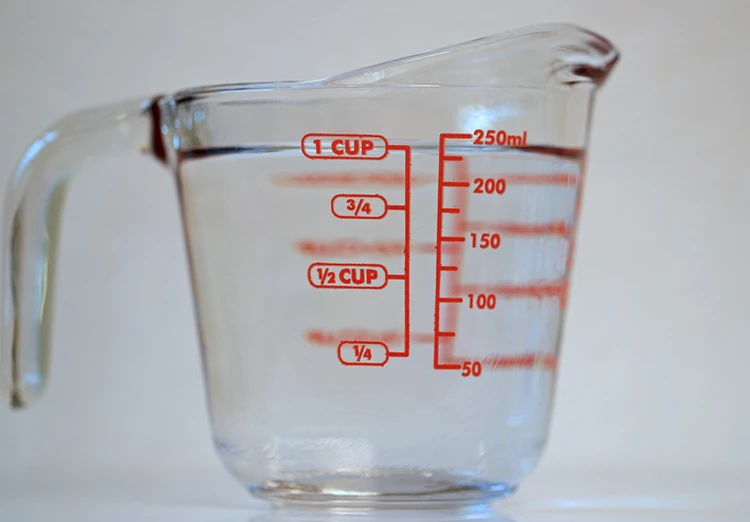 0 250 грамм. 1/2 Мерных стакана. 3/4 Стакана 250 мл;. 300 Мл воды в мерном стакане. Мерный стакан граммы.