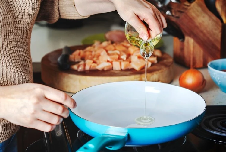 https://media.consumeraffairs.com/files/cache/news/Woman_cooking_with_olive_oil_Anjelika_Gretskaia_GI_large.webp