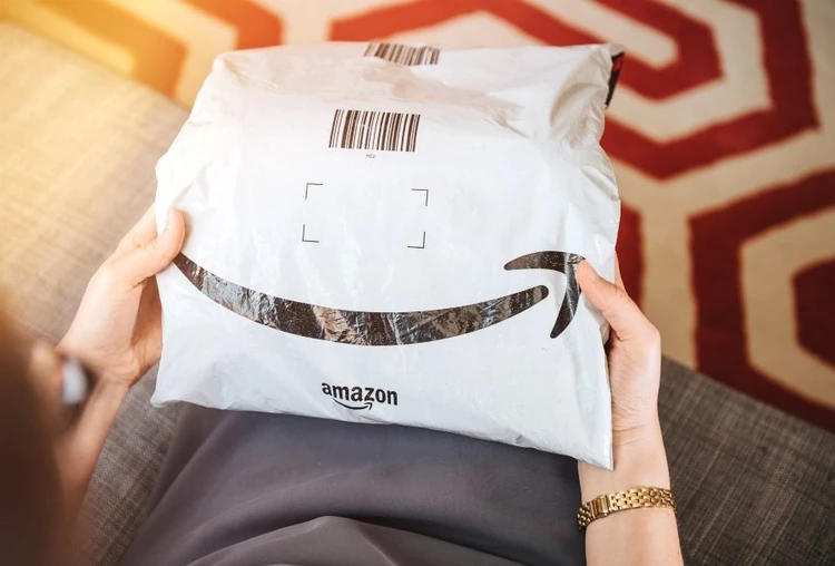 https://media.consumeraffairs.com/files/cache/news/Woman_holding_Amazon_soft_package_on_couch_AdrianHancu_Getty_Images_large.webp