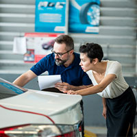 agent explaining car issues to lady customer