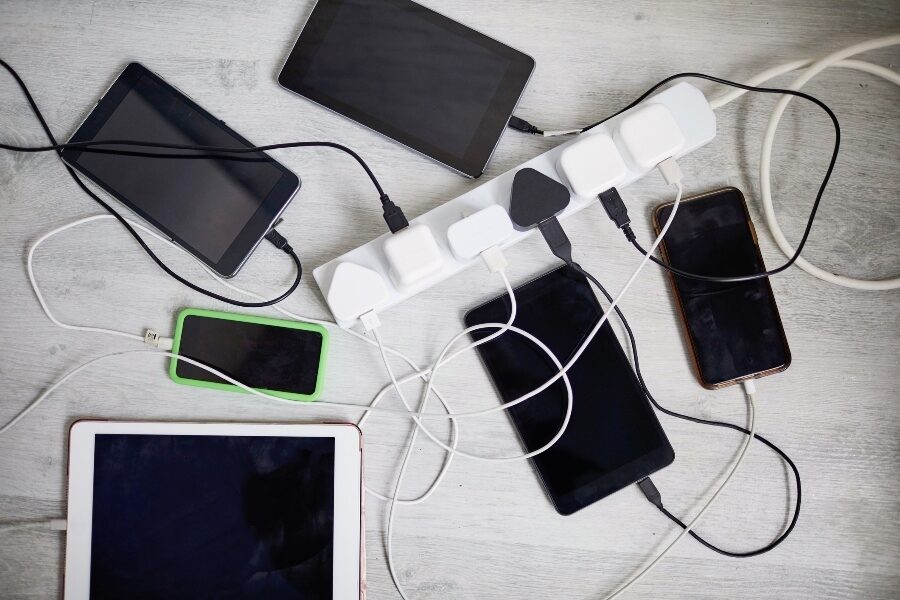 Senators look to create universal charging cord standards to reduce electronic waste