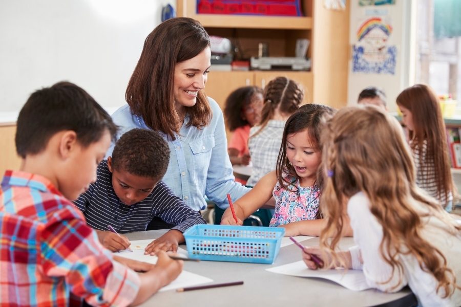 Students are more likely to focus when teachers highlight good behavior
