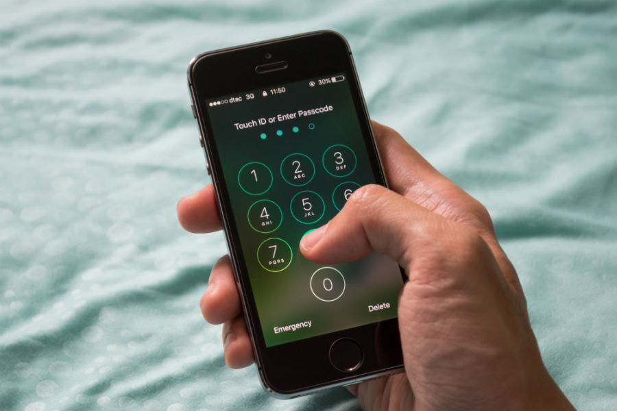 Security researcher says breaking into locked iPhone not that hard