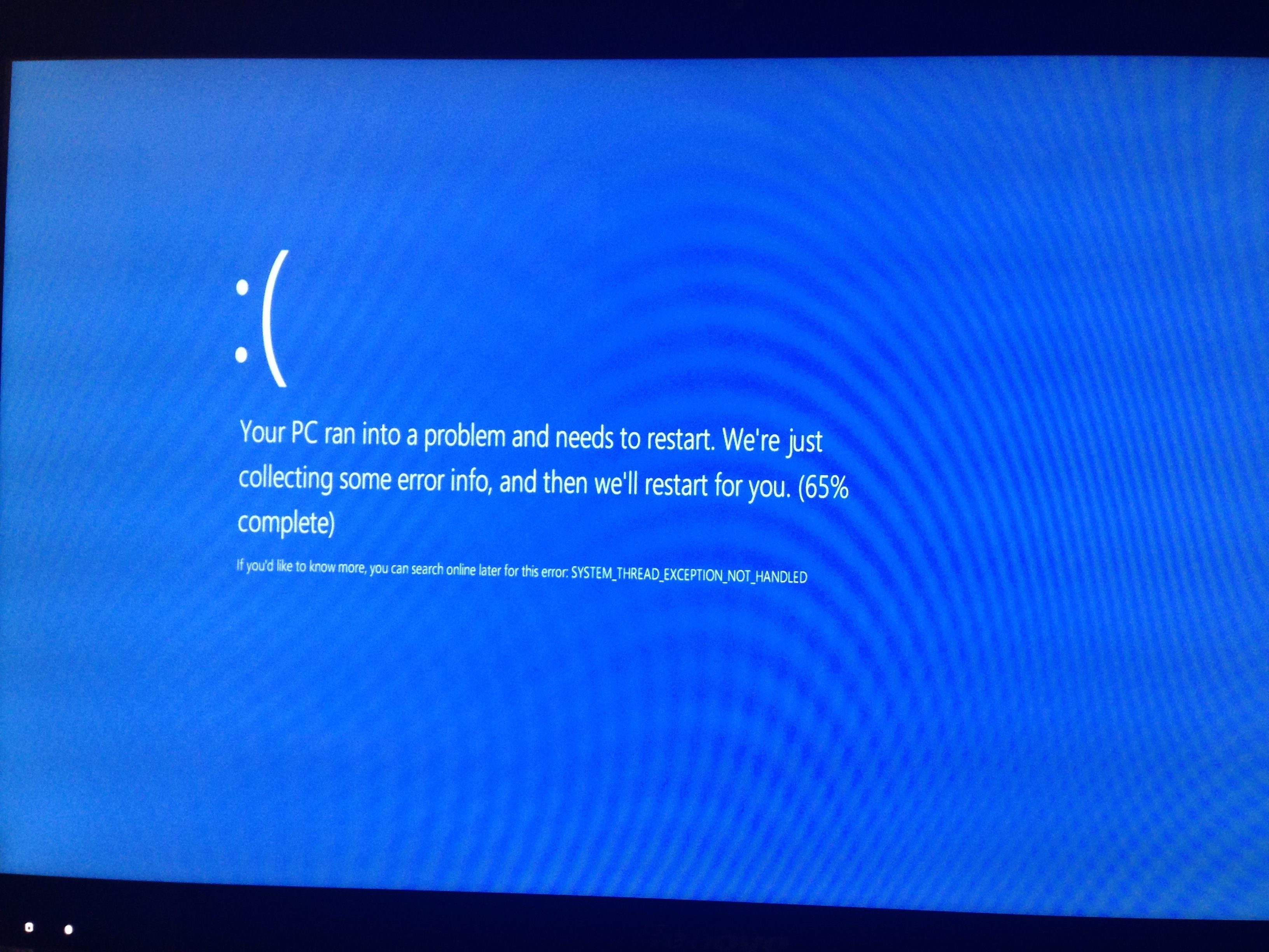 Что делать если вылез синий экран. Синий экран. Синий экран смерти. Синий экран смерти Windows. Синий экран с грустным смайликом.